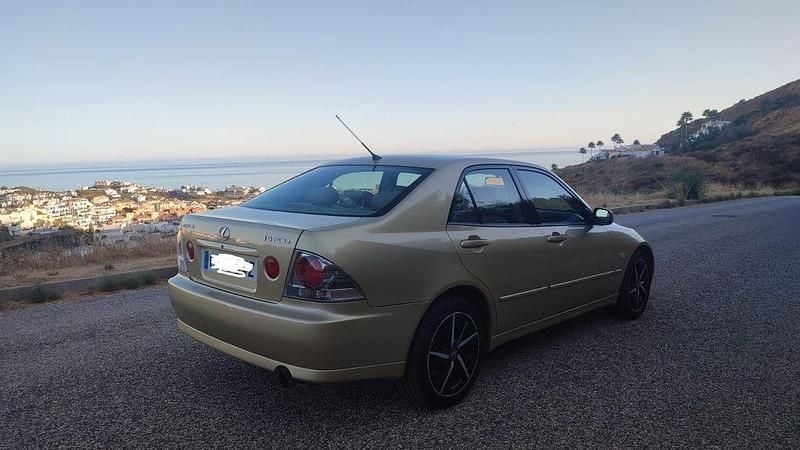 Gebraucht Lexus IS200 Luxury Line 155 PS (114 kW) 2002 Gold Limousine