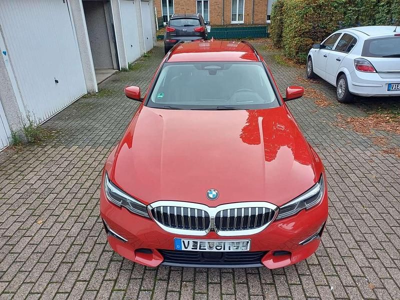 Rot Gebraucht 2020 BMW 330 Luxury Line Kombi | 30.900 € (Fairer Preis) - Bild 1/4