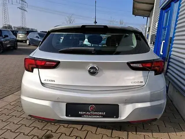 Gebraucht Opel Astra Edition 105 PS (77 kW) 2015 Argonsilber/sovereign/switchb Limousine