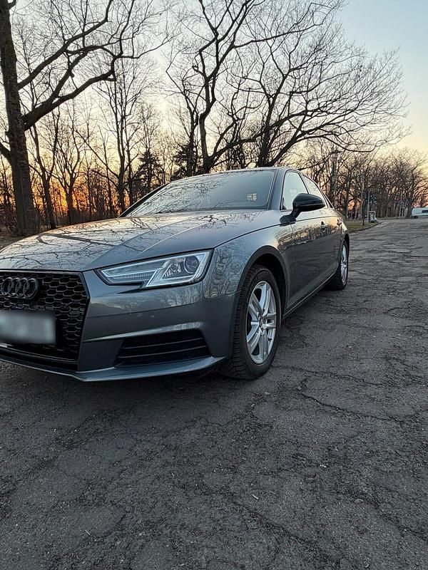 Gebraucht Audi A4 130 PS (95 kW) 2019 Grau Limousine