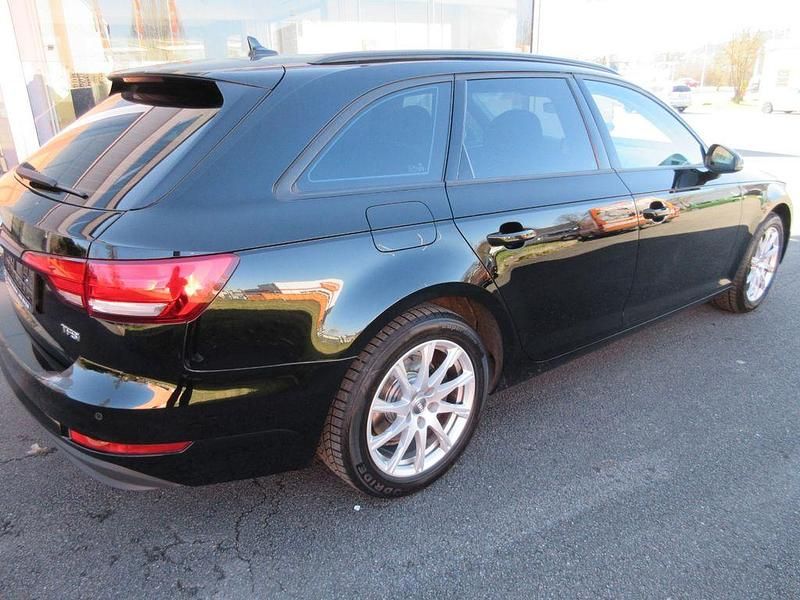 Gebraucht Audi A4 Basis 150 PS (110 kW) 2017 Schwarz Kombi