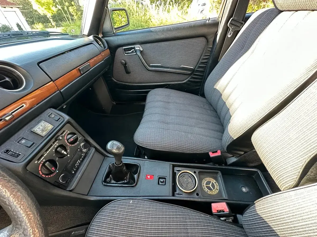 Gebraucht Mercedes 240 72 PS (52 kW) 1981 Gold Limousine
