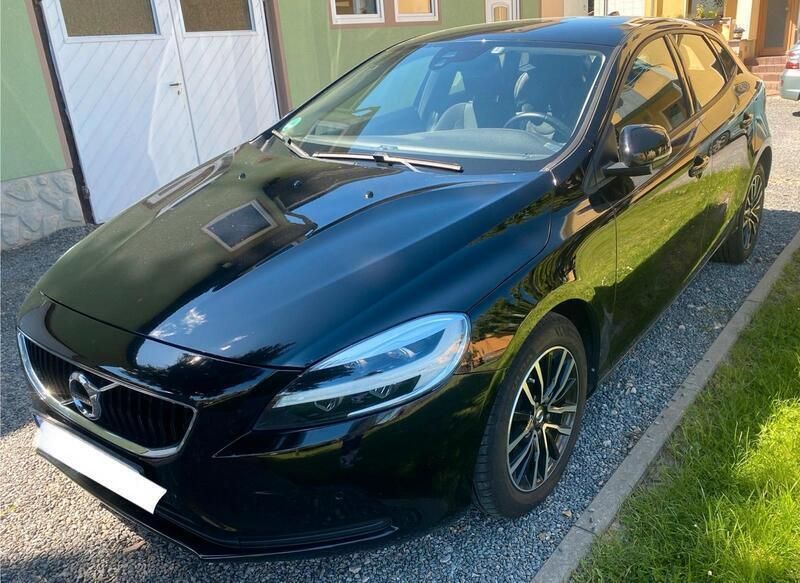 Schwarz Gebraucht 2017 Volvo V40 Momentum Kombi | 13.200 € (Fairer Preis) - Bild 1/4