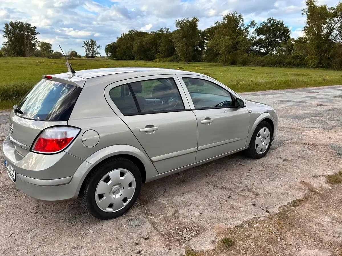 Używany Opel Astra 105 KM (77 kW) 2006 Szary Hatchback