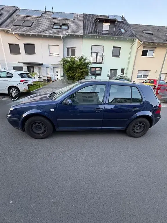 Usata VW Golf IV Basis 75 CV (55 kW) 2001 Blu Berlina