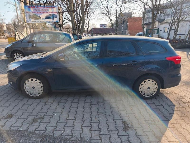 Gebraucht Ford Focus Trend 105 PS (77 kW) 2017 Blau Kombi