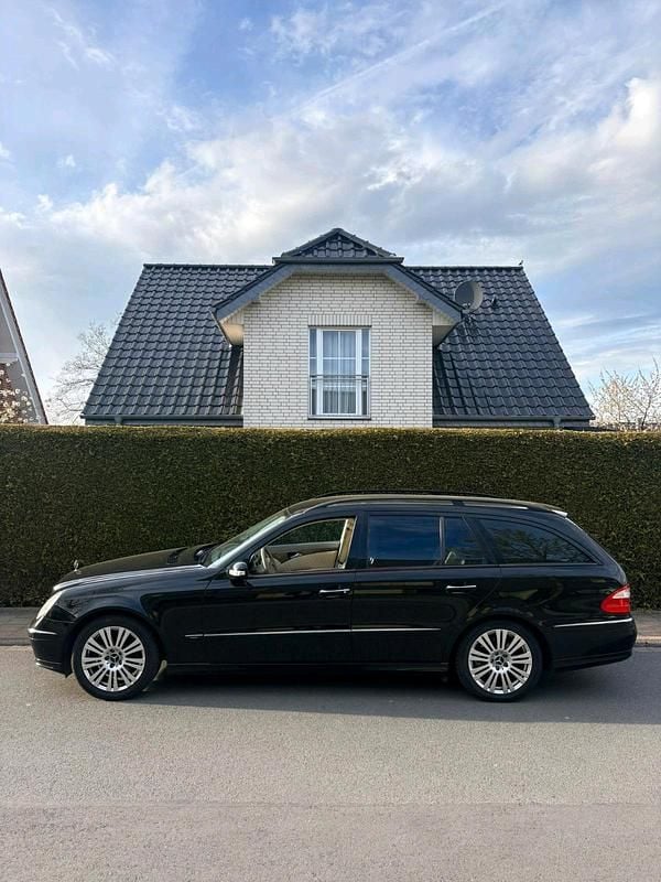 Gebraucht Mercedes E240 177 PS (130 kW) 2004 Schwarz Kombi