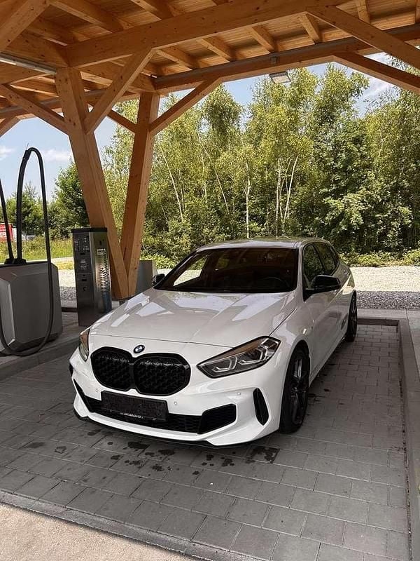 Weiß Gebraucht 2022 BMW M135 M Performance Kleinwagen | 28.900 € (Superpreis) - Bild 1/4