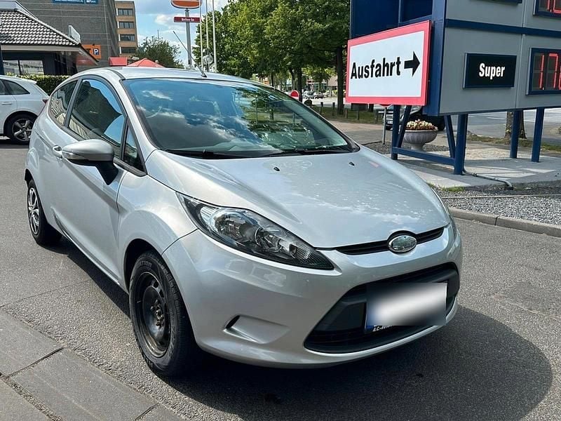 Silber Gebraucht 2010 Ford Fiesta Kleinwagen | 2.900 € - Bild 1/4
