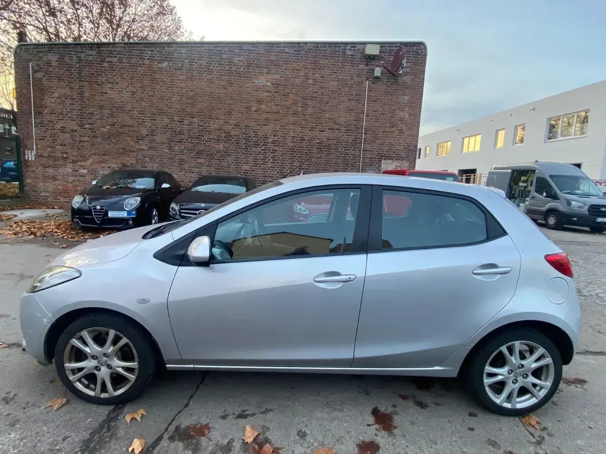 Gebraucht Mazda 2 86 PS (63 kW) 2010 Sunlight silver Kleinwagen