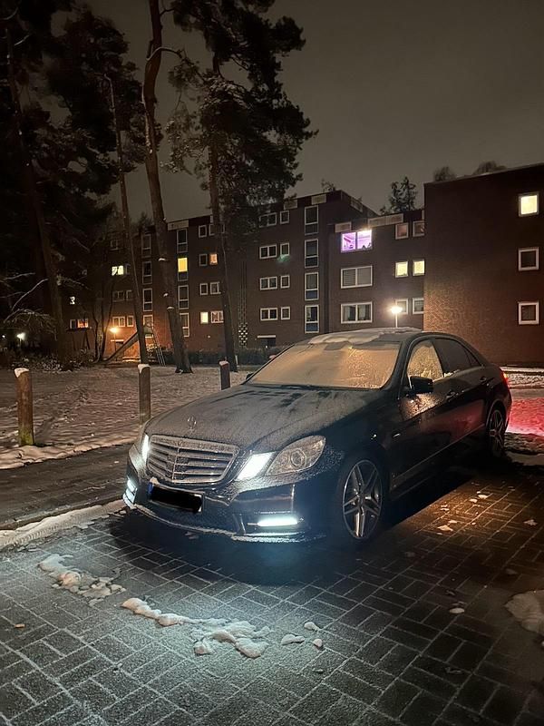 Gebraucht Mercedes E350 AMG 265 PS (194 kW) 2012 Schwarz Limousine