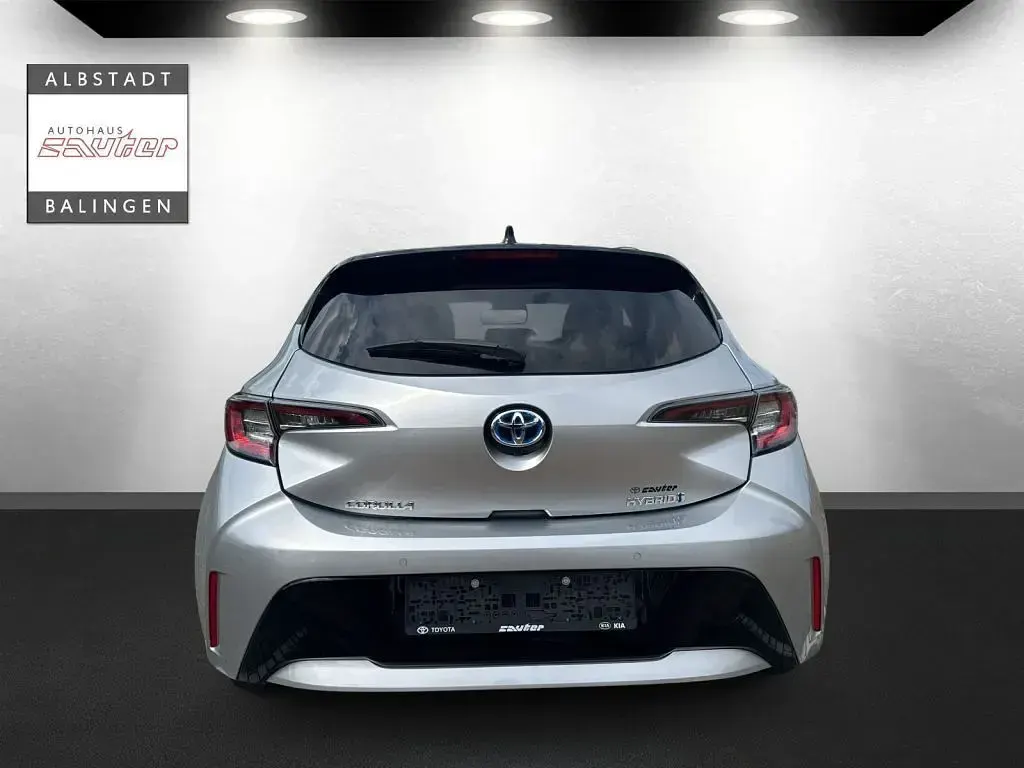 Gebraucht Toyota Corolla Team 140 PS (102 kW) 2023 Silver metallic / black (metallic) Limousine