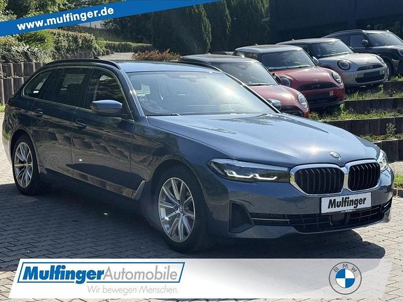 Blau Gebraucht 2023 BMW 520 Limousine | 36.444 € (Fairer Preis) - Bild 1/4
