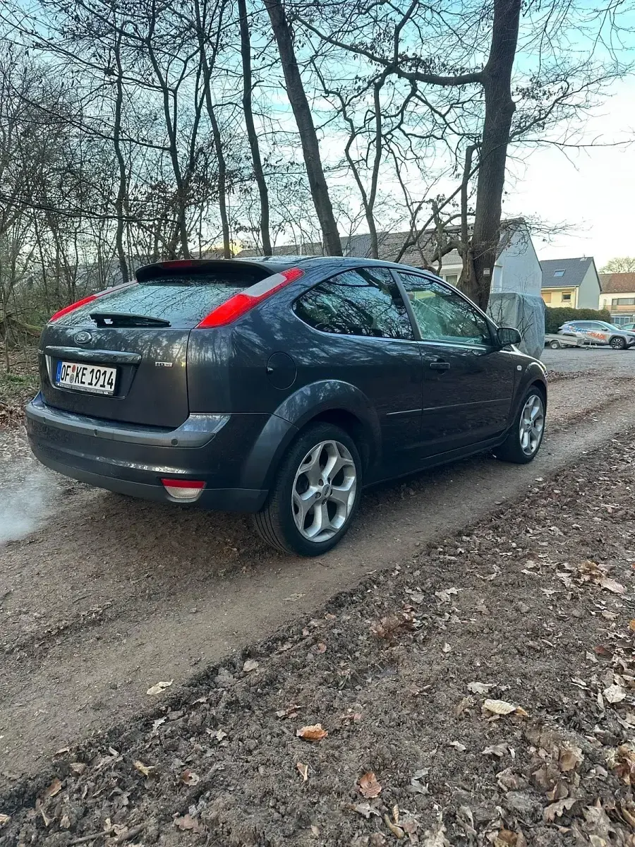 Gebraucht Ford Focus 90 PS (66 kW) 2006 Grau Coupé