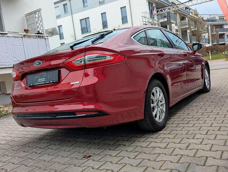 Gebraucht Ford Mondeo Titanium 160 PS (117 kW) 2015 Rot Limousine