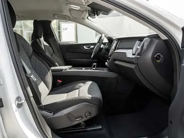 Gebraucht Volvo XC60 Core 197 PS (144 kW) 2024 Weiß SUV