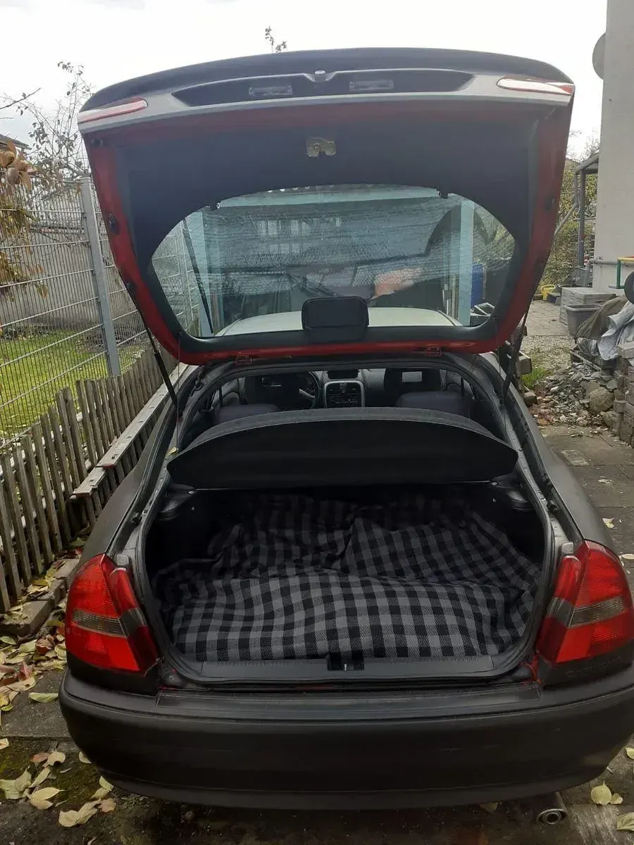 Begagnad Mitsubishi Carisma 103 HK (75 kW) 2004 Svart Sedan
