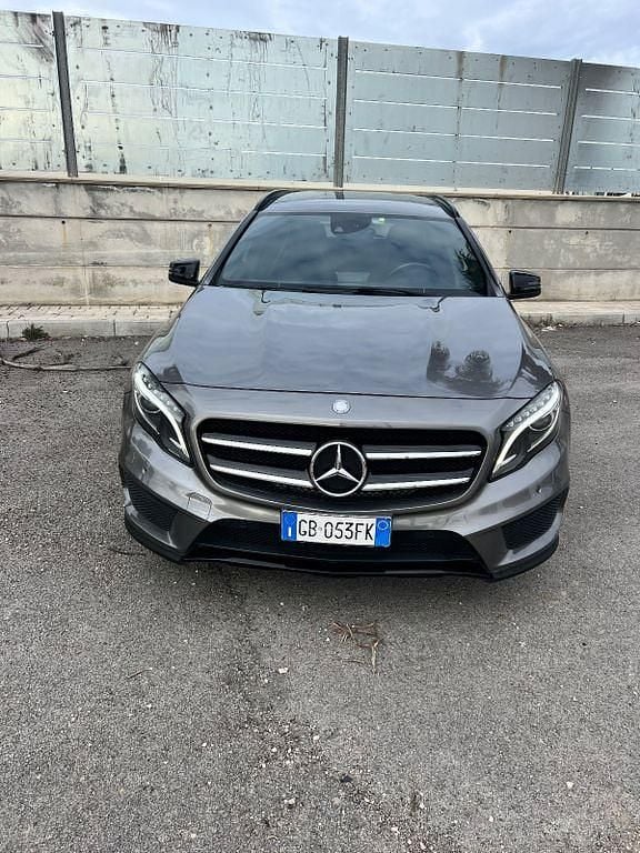 Grau Gebraucht 2015 Mercedes GLA220 Premium SUV | 13.499 € (Fairer Preis) - Bild 1/4