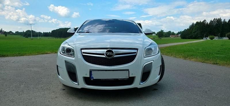 Weiß Gebraucht 2013 Opel Insignia OPC Limousine | 10.990 € (Guter Preis) - Bild 1/4