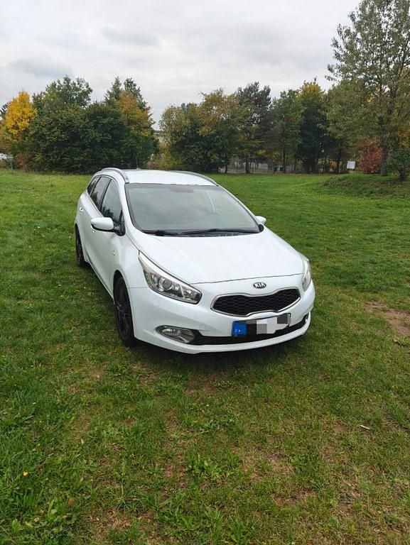 Weiß Gebraucht 2015 Kia Ceed Sportswagon DREAM-TEAM Edition Kombi | 6.400 € (Fairer Preis) - Bild 1/4