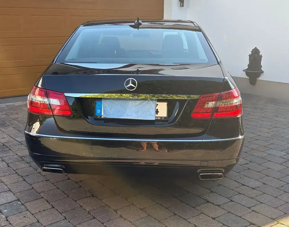 Gebraucht Mercedes E220 Avantgarde 170 PS (125 kW) 2012 Schwarz Limousine