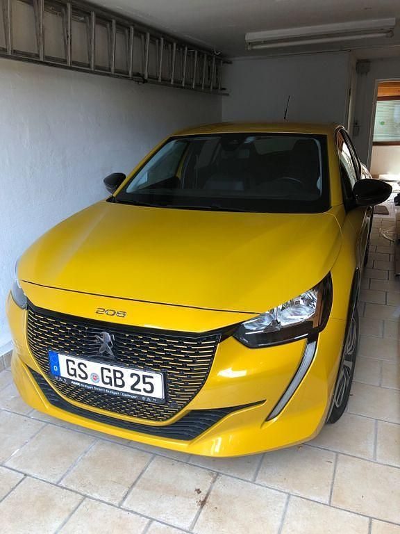 Gelb Gebraucht 2022 Peugeot e-208 Kleinwagen | 16.299 € (Fairer Preis) - Bild 1/4