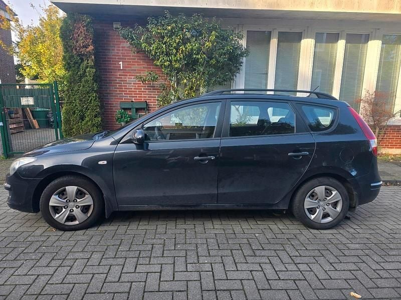 Schwarz Gebraucht 2010 Hyundai i30 Kombi | 3.900 € (Guter Preis) - Bild 1/4