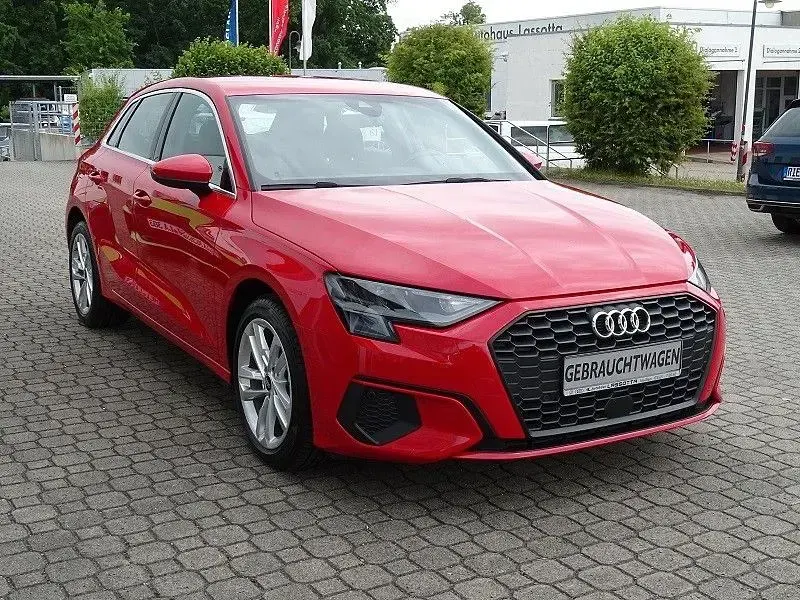 Gebraucht Audi A3 Ambiente 116 PS (85 kW) 2022 Rot Limousine