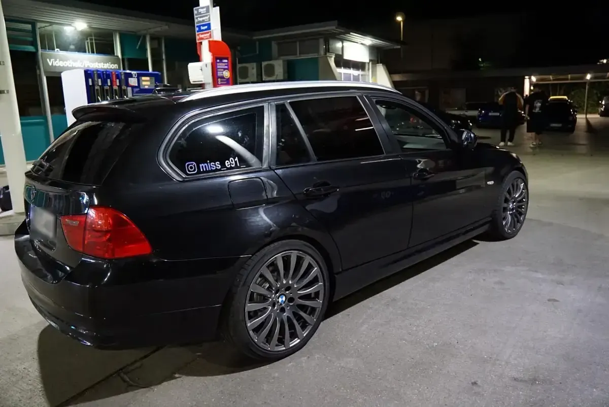 Gebraucht BMW 320 184 PS (135 kW) 2011 Schwarz Kombi