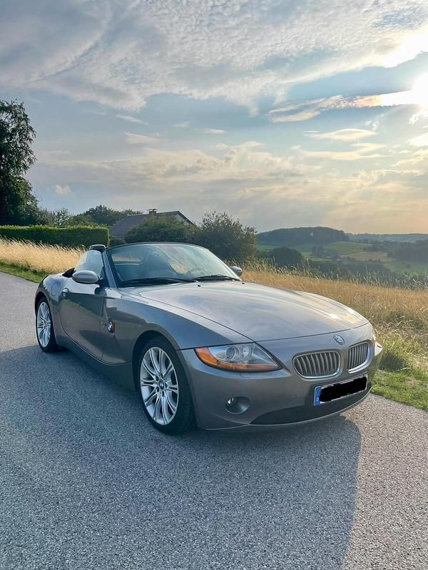 Grau Gebraucht 2003 BMW Z4 Cabrio | 10.700 € (Fairer Preis) - Bild 1/4