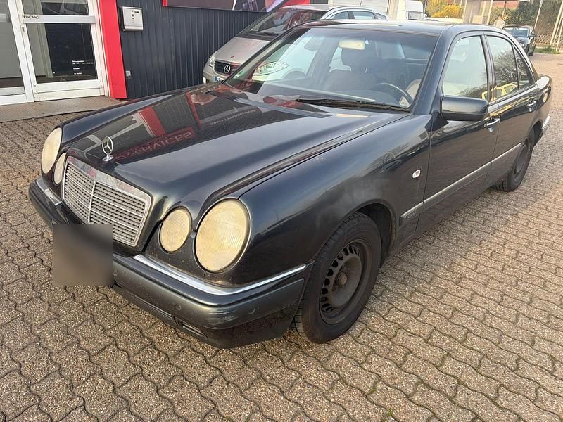 Gebraucht Mercedes E240 Elegance 170 PS (125 kW) 1999 Schwarz Limousine