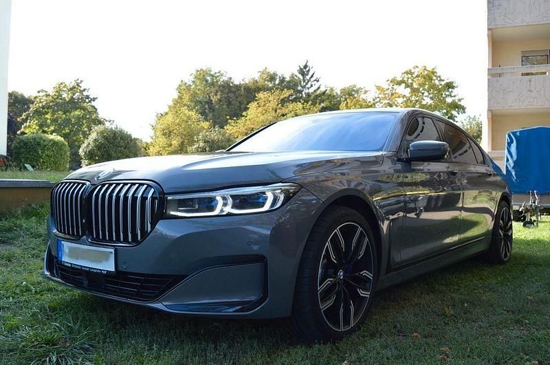 Grau Gebraucht 2020 BMW 730L Executive Limousine | 54.900 € - Bild 1/4
