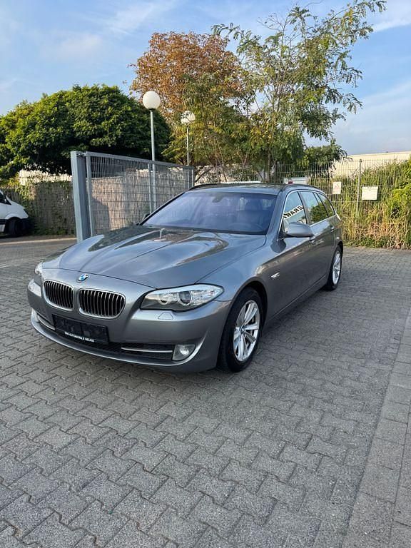 Grau Gebraucht 2012 BMW 525 Limousine | 9.900 € (Guter Preis) - Bild 1/4