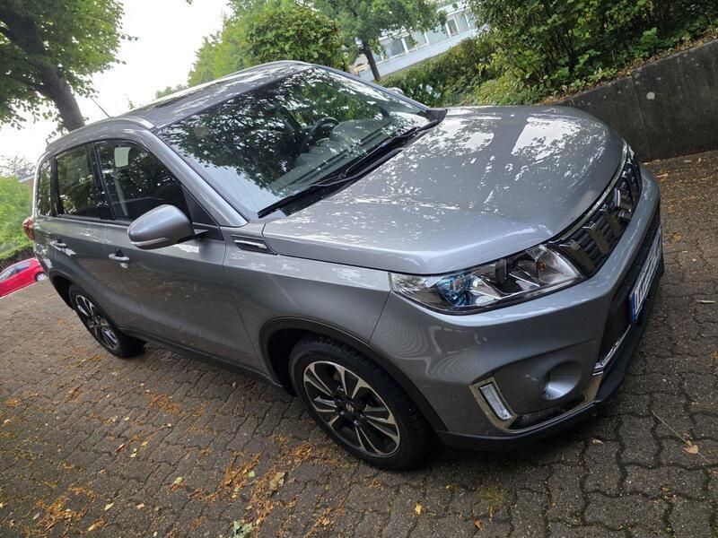 Grau Gebraucht 2020 Suzuki Vitara Comfort+ SUV | 21.999 € (Fairer Preis) - Bild 1/4