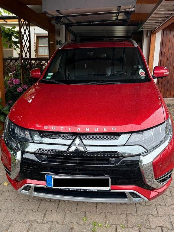 Rot Gebraucht 2019 Mitsubishi Outlander P-HEV Plus SUV | 21.100 € (Fairer Preis) - Bild 1/4