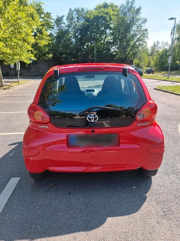 Gebraucht Toyota Aygo 68 PS (50 kW) 2009 Rot Kleinwagen