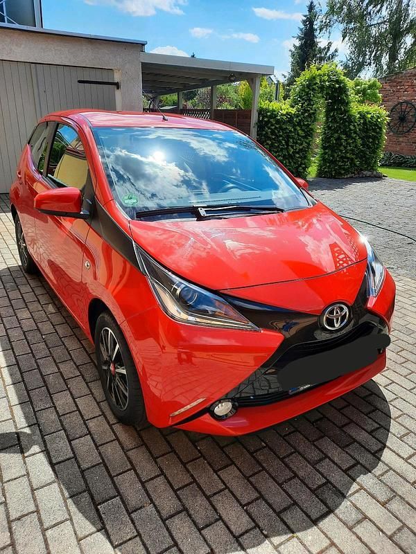 Rot Gebraucht 2014 Toyota Aygo Kleinwagen | 5.890 € (Fairer Preis) - Bild 1/4