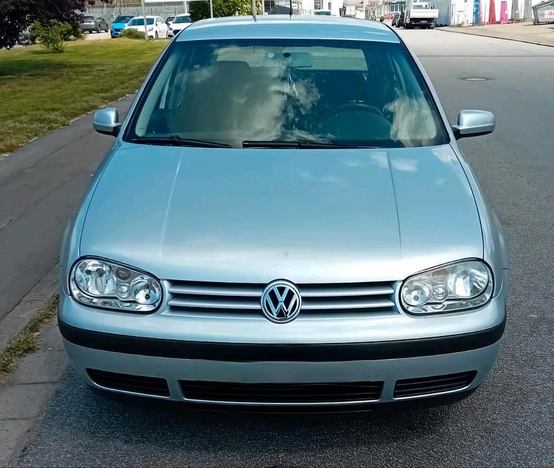 Silber Gebraucht 2003 VW Golf IV Kleinwagen | 1.600 € - Bild 1/4