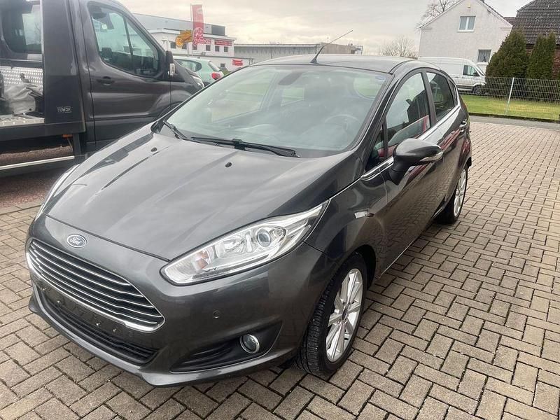 Gebraucht Ford Fiesta Titanium 101 PS (74 kW) 2016 Grau Limousine