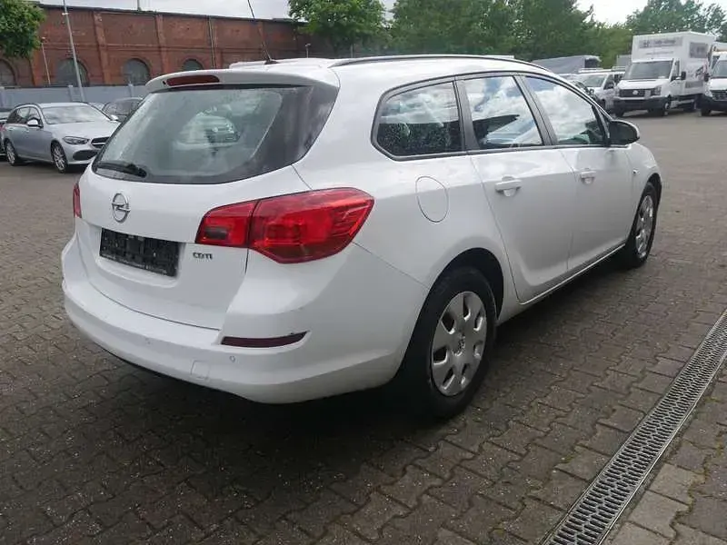 Używany Opel Astra Design Edition 110 KM (80 kW) 2012 Biały Kombi