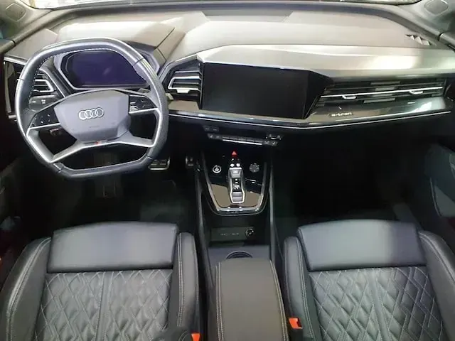 Second-hand Audi Q4 e-tron Ambiente 150 kW (204 CP) 2023 Gri SUV