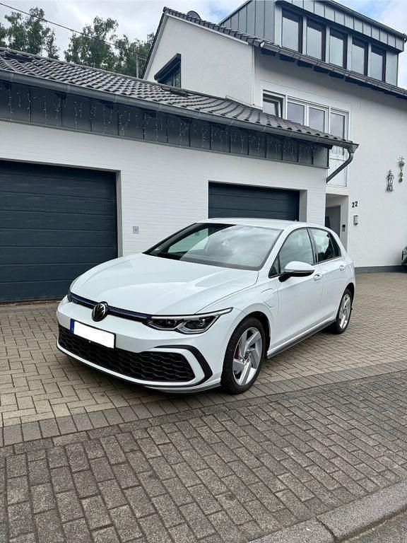 Weiß Gebraucht 2022 VW Golf VIII GTE Limousine | 24.000 € (Fairer Preis) - Bild 1/4