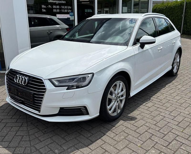 Weiß Gebraucht 2020 Audi A3 Sportback e-tron Sport Kleinwagen | 17.450 € (Fairer Preis) - Bild 1/4