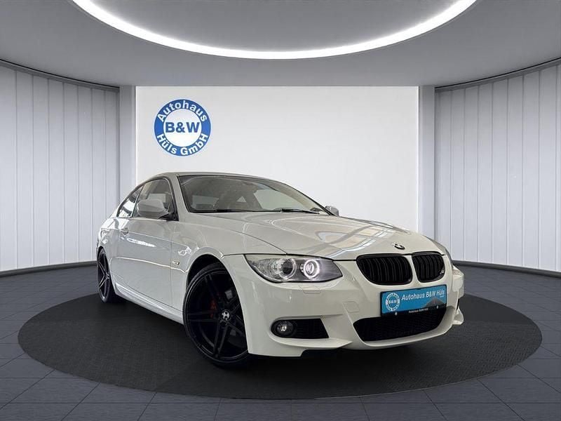 Alpinweiss iii Gebraucht 2012 BMW 320 M Sport Coupé | 14.999 € (Fairer Preis) - Bild 1/4
