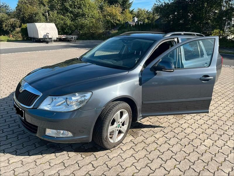 Gebraucht Skoda Octavia 2011 Grau Kombi