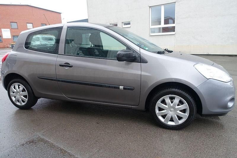 Gebraucht Renault Clio III 75 PS (55 kW) 2012 Grau Kleinwagen