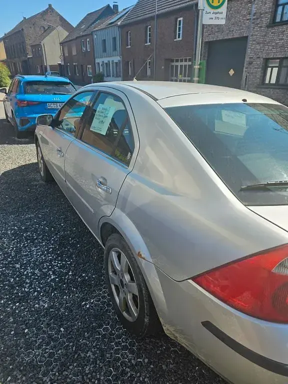 Usado Ford Mondeo Ghia 125 CV (91 kW) 2004 Gris Berlina