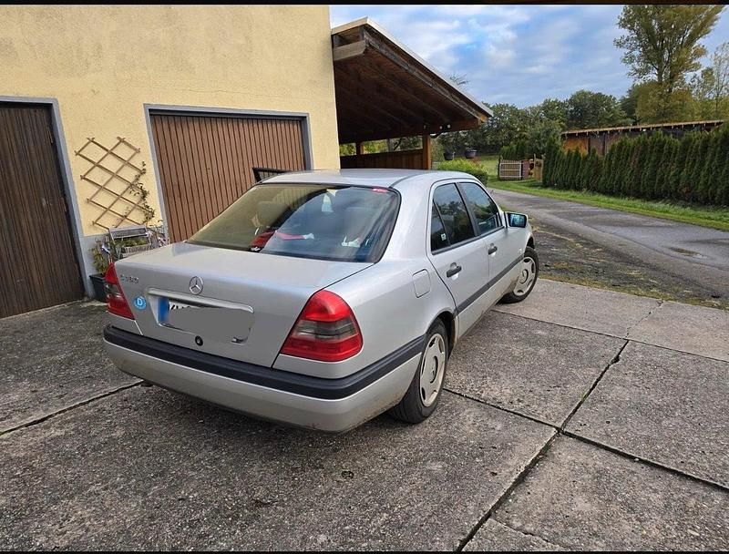 Gebraucht Mercedes C180 122 PS (89 kW) 1997 Silber Limousine