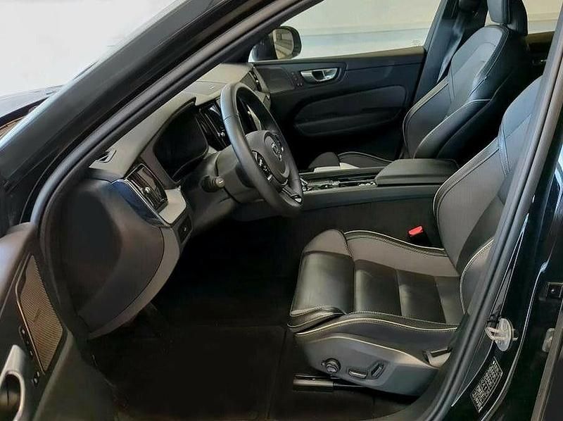 Gebraucht Volvo XC60 Plus 197 PS (144 kW) 2023 Onyx black perl. SUV