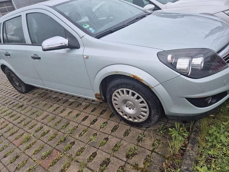 Second-hand Opel Astra 116 CP (85 kW) 2009 Argintiu Berlinǎ